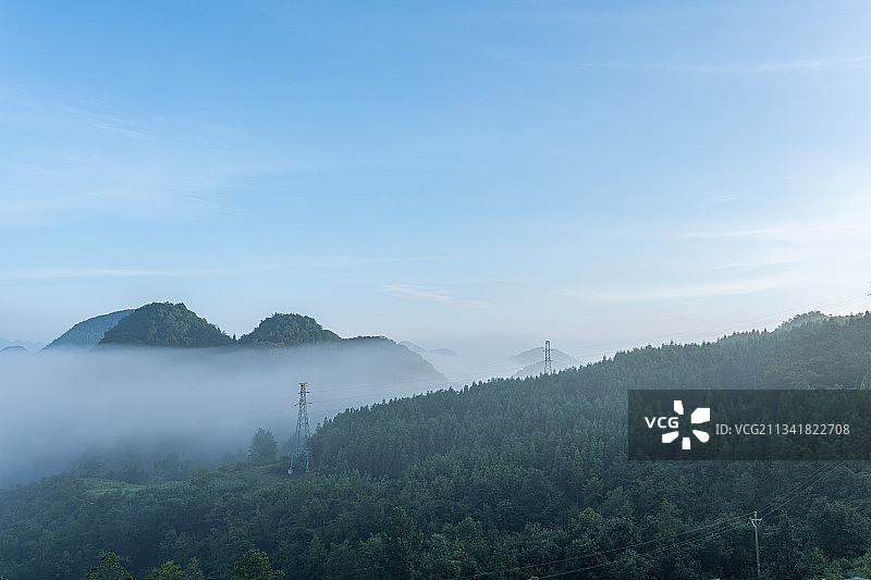 大山里的树林和雾图片素材