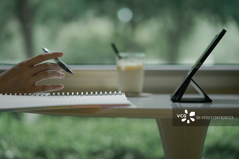 一个学习阴天的下午坐在窗边学习图片素材