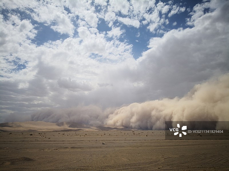 沙尘暴席卷而来图片素材