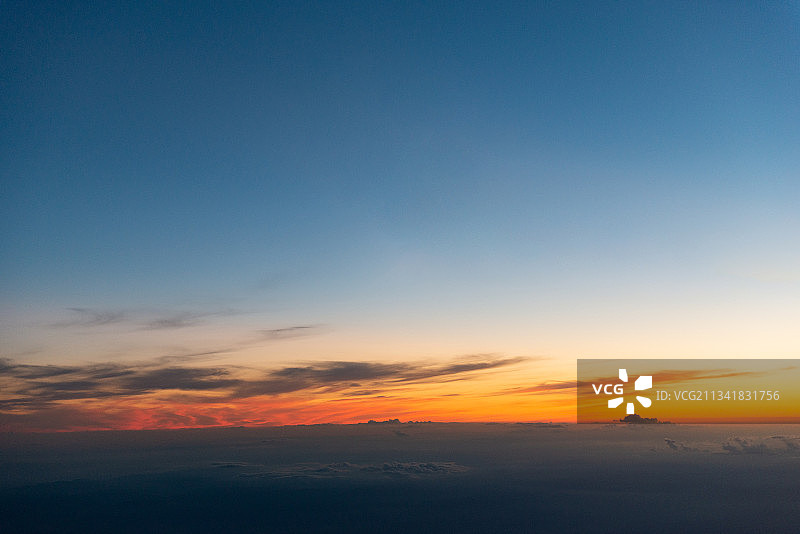 飞机看日落 高空中的日落景观 北京至海拉尔航线图片素材