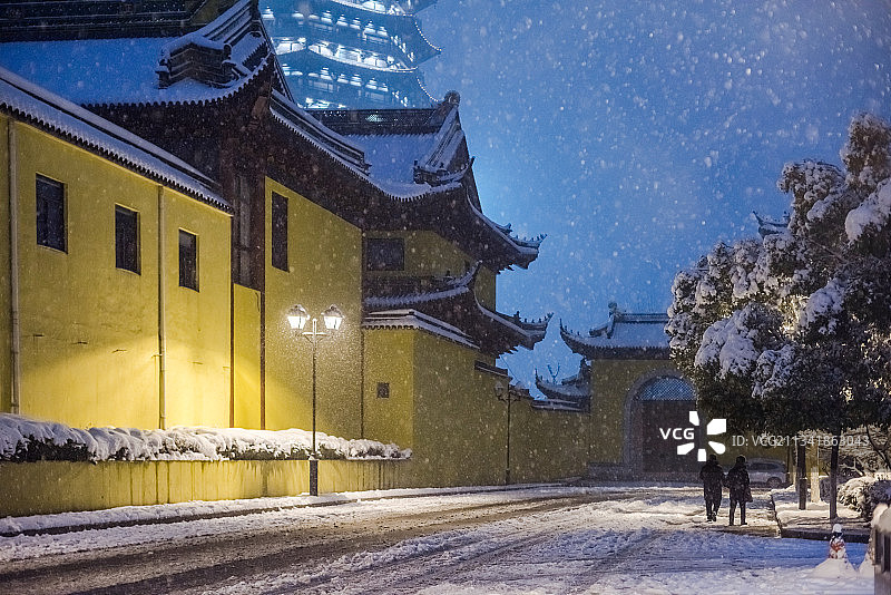 大雨雪夜的常州天宁寺图片素材