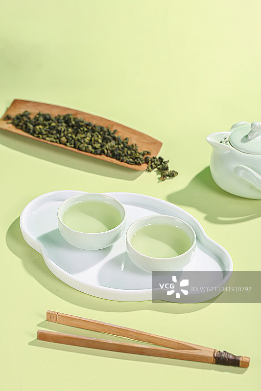 茶盘上铁观音茶叶的茶汤和茶干图片素材