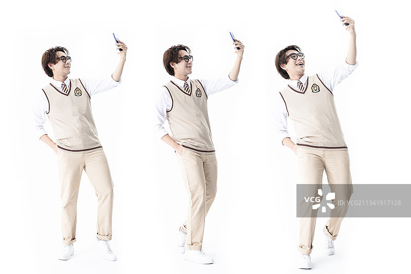 手拿手机的年轻男学生图片素材