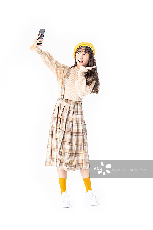 使用手机的年轻女学生图片素材