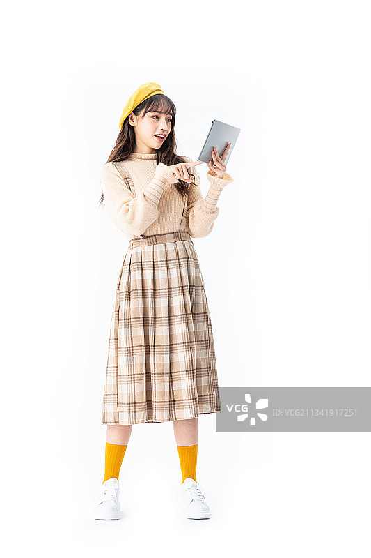 手拿平板电脑的年轻女学生图片素材