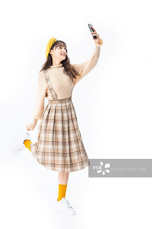 手拿手机奔跑的年轻女生图片素材