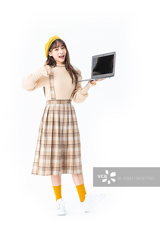 使用笔记本电脑的年轻女学生图片素材
