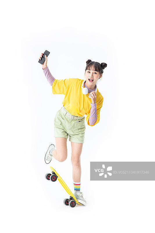 玩滑板的年轻女学生图片素材