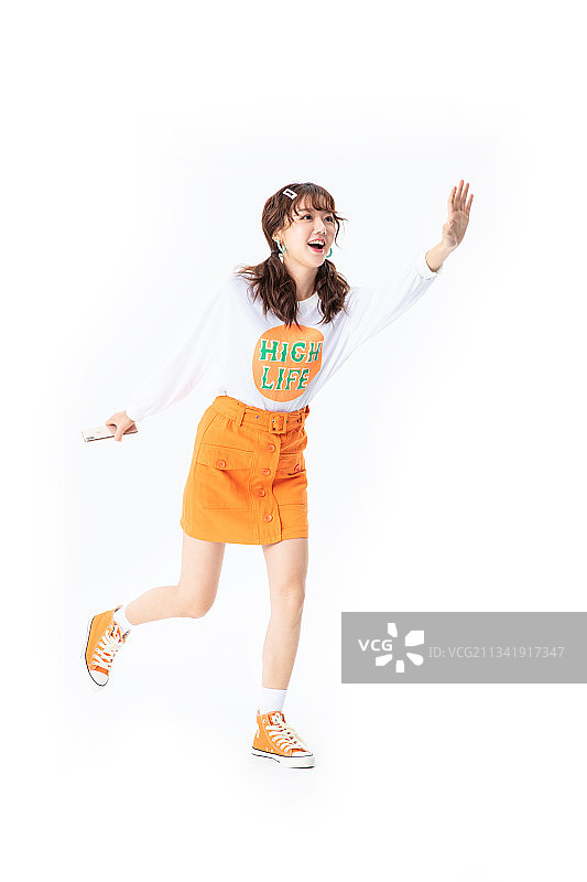 手拿手机的年轻女生图片素材