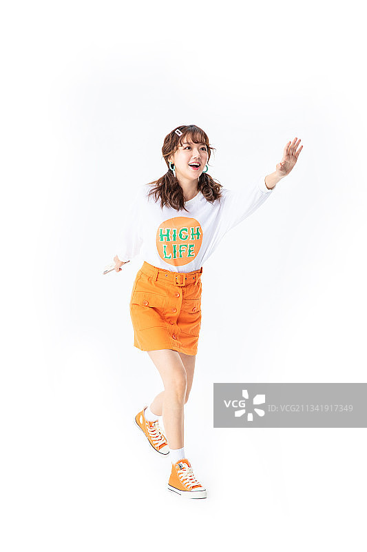 手拿手机的年轻女生图片素材