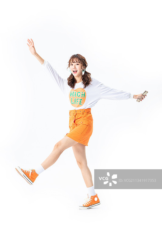 手拿手机的年轻女生图片素材