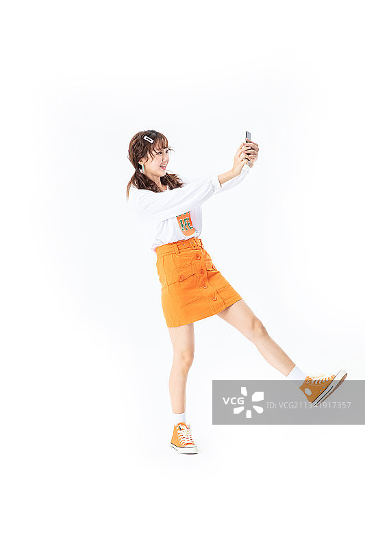 手拿手机的年轻女生图片素材