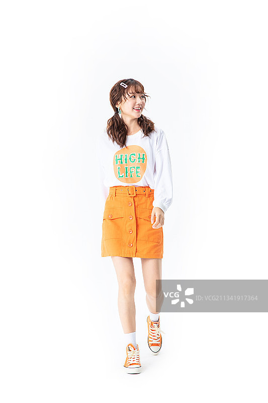 手拿手机的年轻女生图片素材