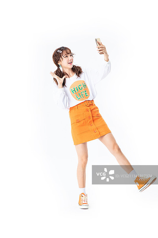 手拿手机的年轻女生图片素材