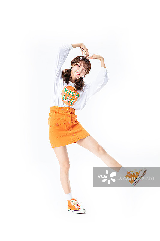 手比划爱心的年轻女生图片素材