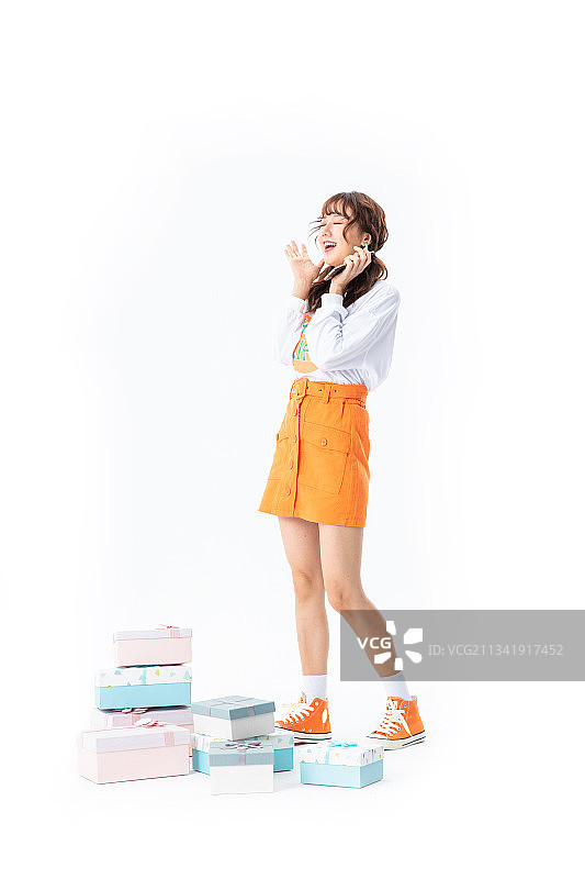 抱着礼品盒的年轻女学生图片素材