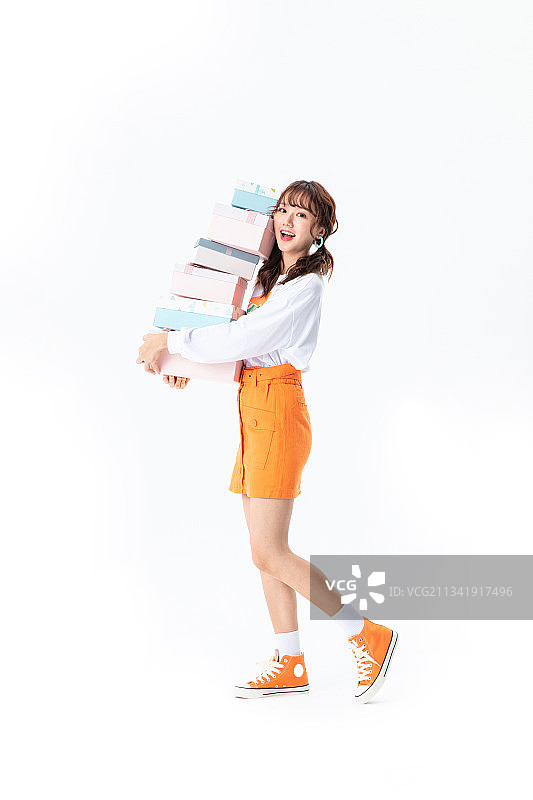 抱着礼品盒的年轻女学生图片素材