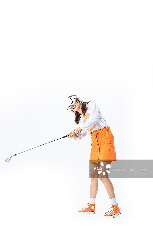 头戴VR的年轻女生图片素材