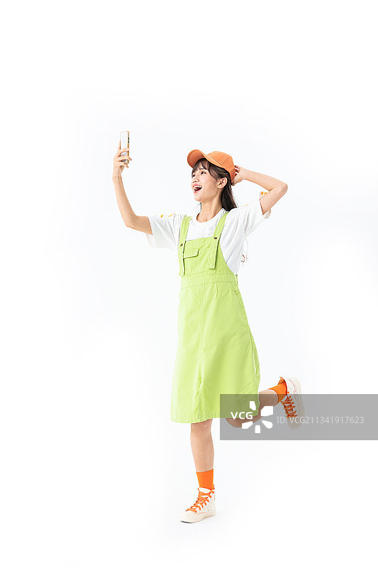 手拿手机跳跃奔跑的女生图片素材