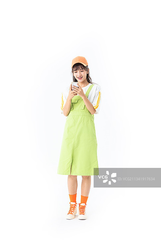 手拿手机跳跃奔跑的女生图片素材