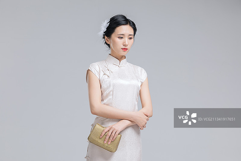 穿旗袍的亚洲青年女性图片素材
