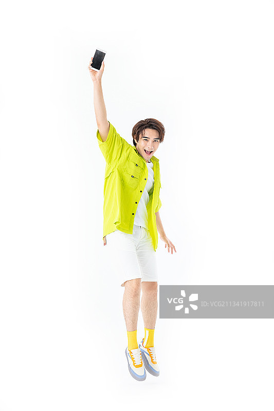 手拿手机的年轻男生图片素材