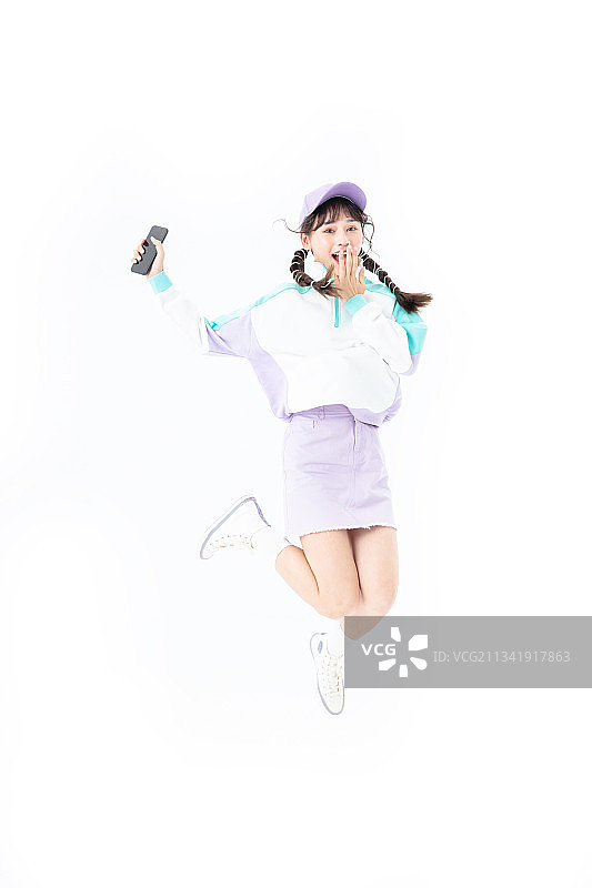 欢呼跳跃的年轻女生图片素材