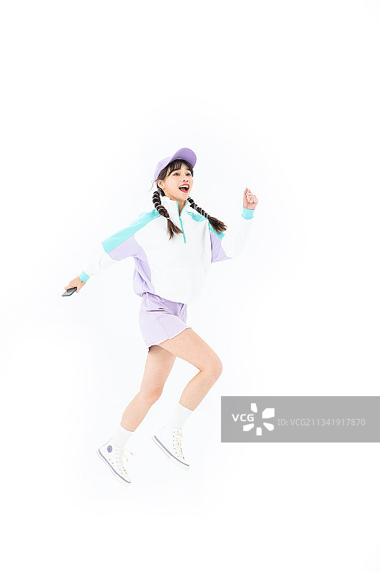 欢呼跳跃的年轻女生图片素材