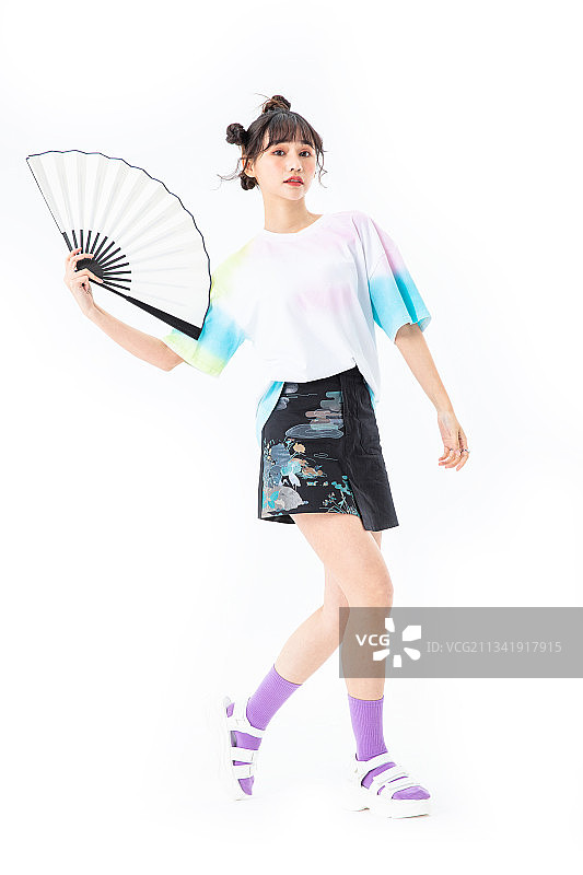 手拿纸扇的年轻中国女生图片素材