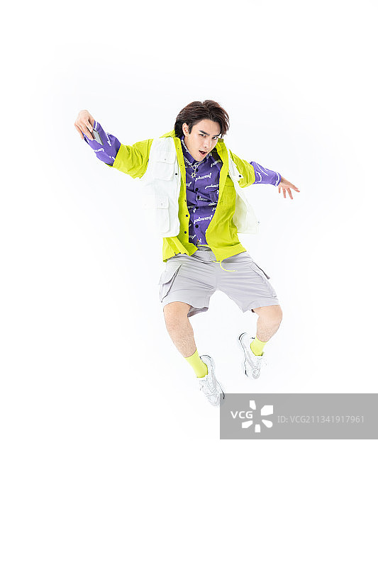 手拿手机的潮酷年轻人图片素材