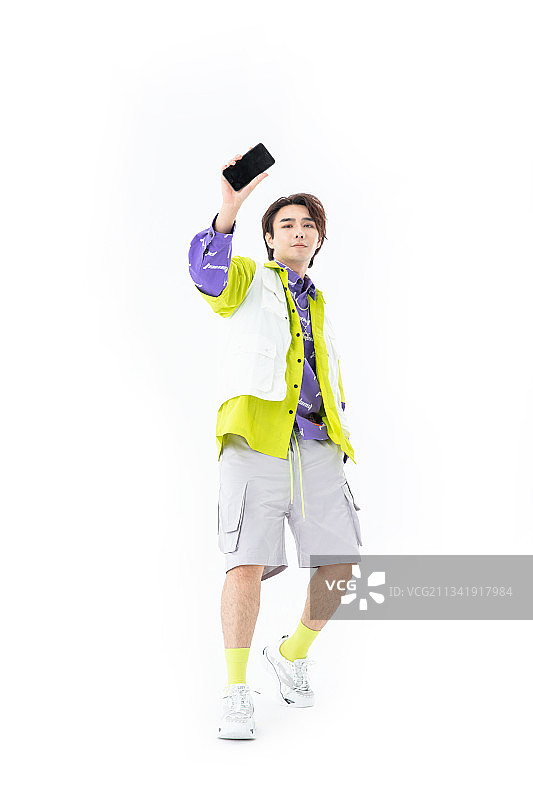 手拿手机的潮酷年轻人图片素材