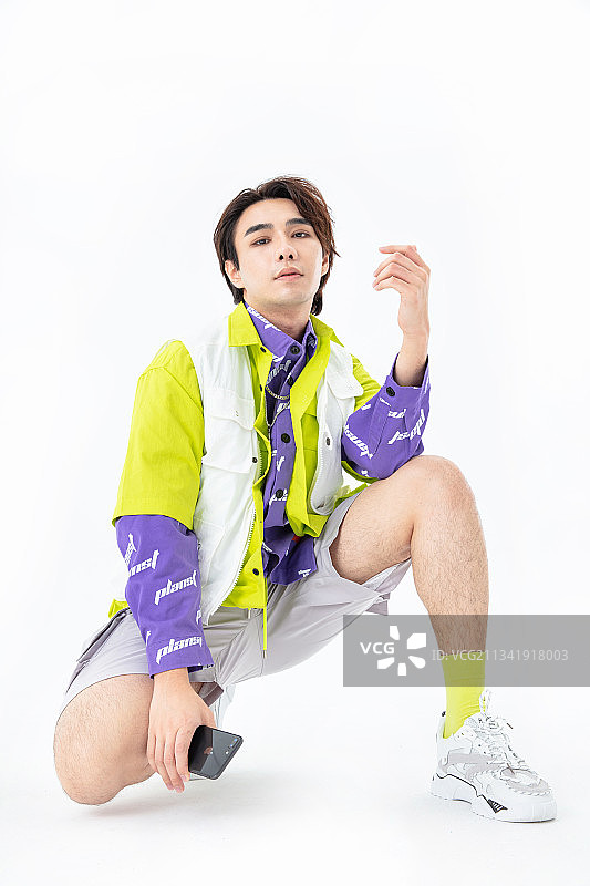 手拿手机的潮酷年轻人图片素材