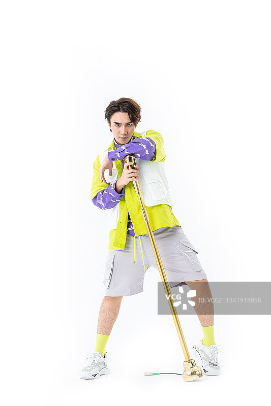 手拿买个风的年轻嘻哈男生图片素材