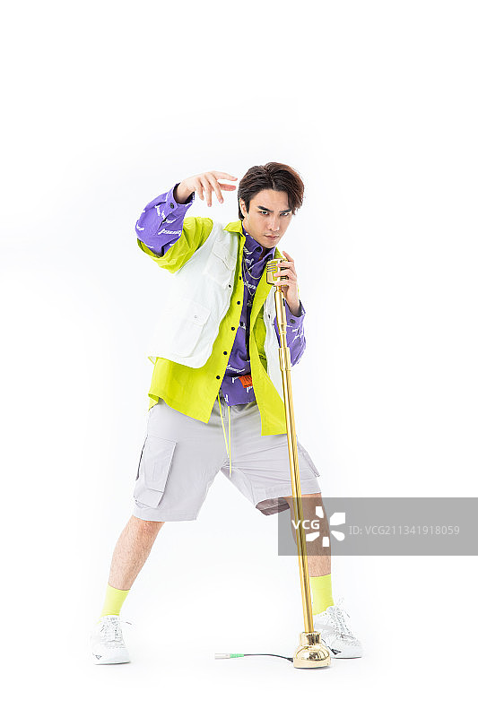 手拿买个风的年轻嘻哈男生图片素材