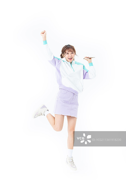 奔跑跳跃的年轻女生图片素材