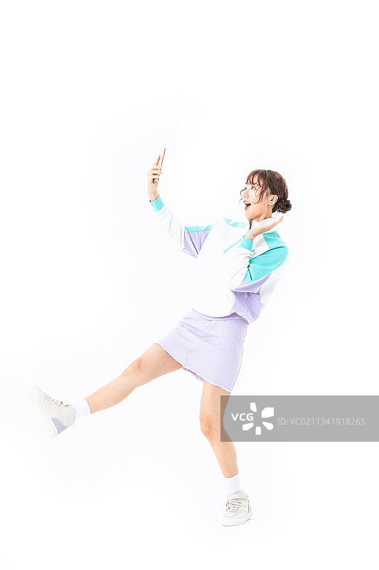 奔跑跳跃的年轻女生图片素材