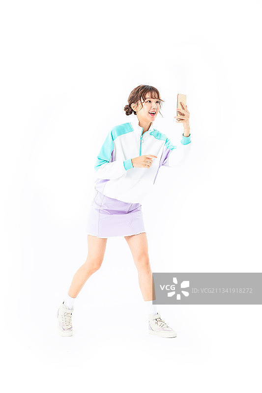 奔跑跳跃的年轻女生图片素材