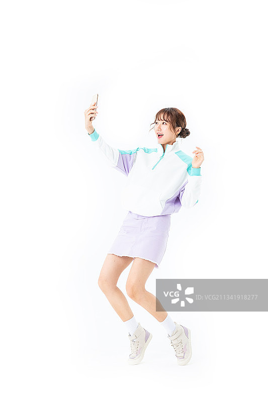 奔跑跳跃的年轻女生图片素材