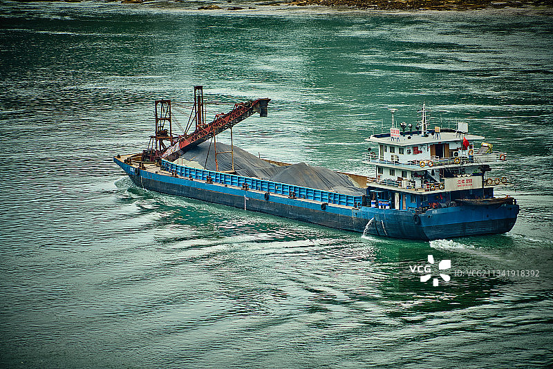 长江上作业的轮船图片素材