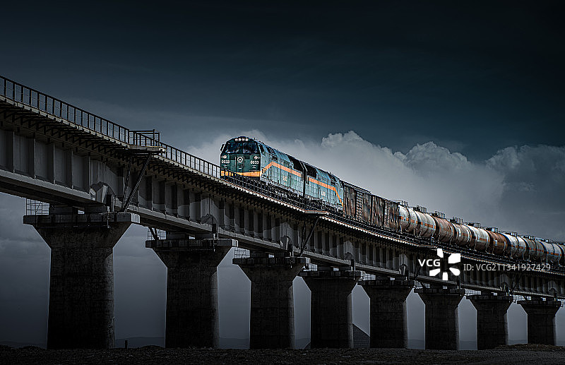 穿越可可西里的绿皮火车图片素材