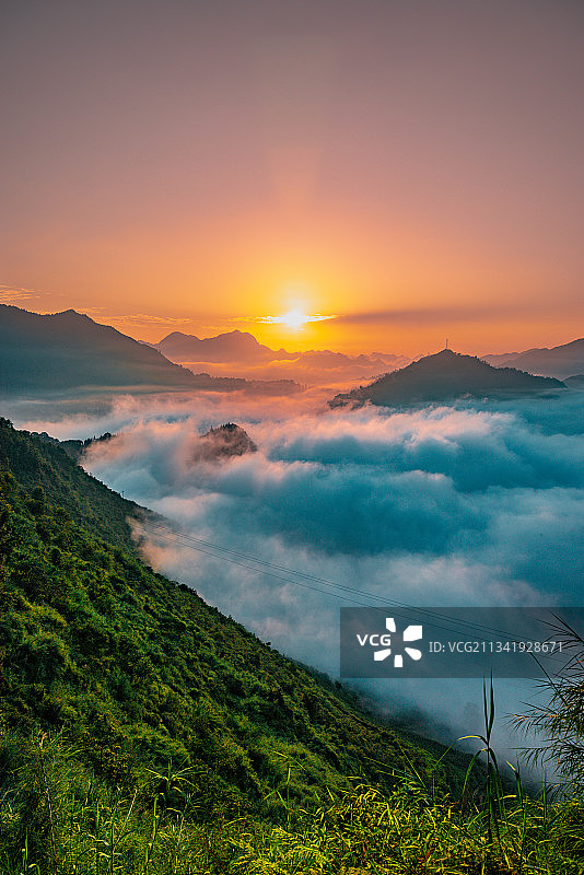 拍摄于云贵高原中的贵州省，八月的第一天，此情此景很是震撼图片素材