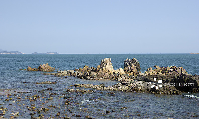 青岛大海的礁石风景图片素材