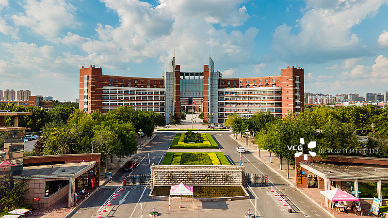 蓝天白云的校园图片素材