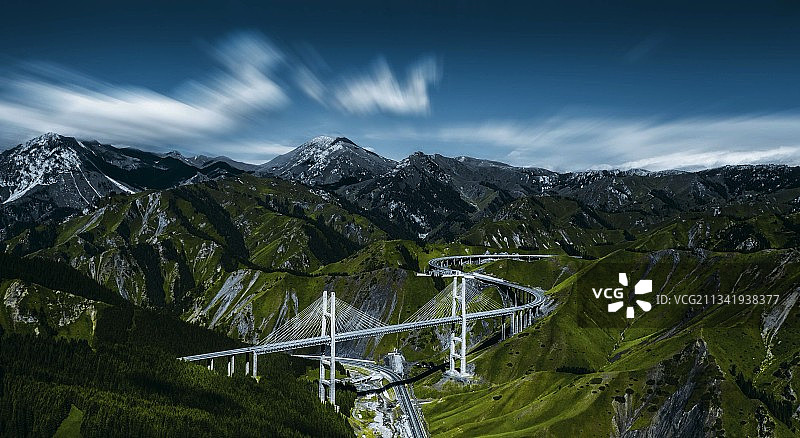 雪山下的果子沟大桥图片素材