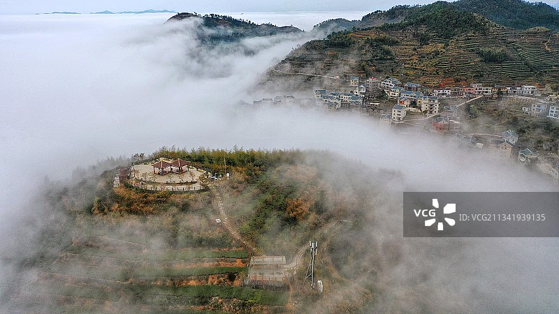 云海中“光明顶”图片素材