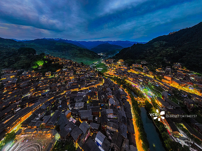 华灯初上的苗寨 贵州凯里图片素材