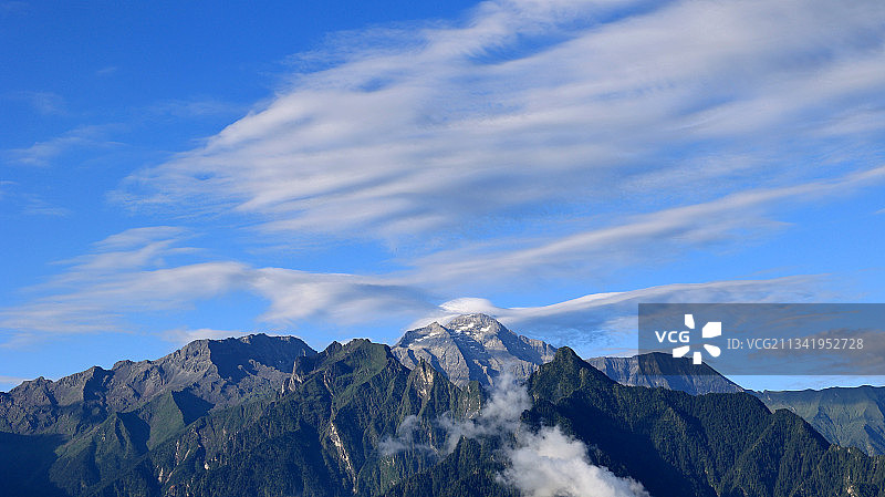 流动的云像大鹏展翅高原云彩图片素材