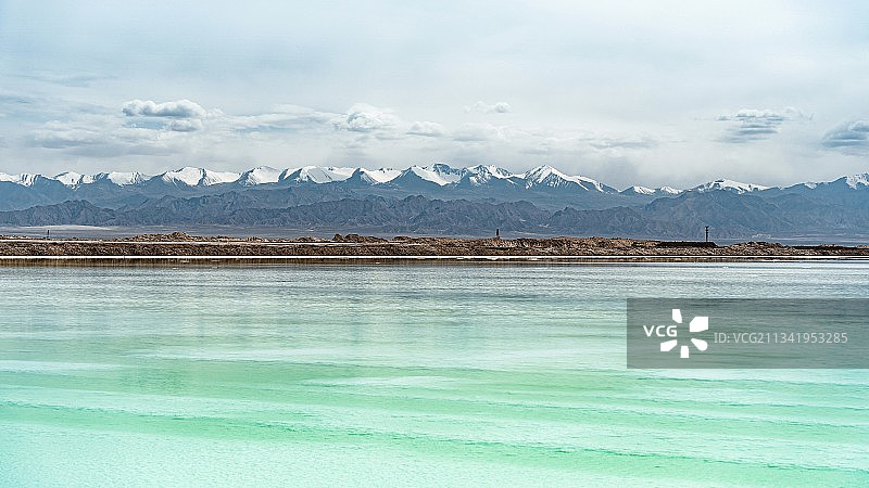 雪山下的盐湖图片素材