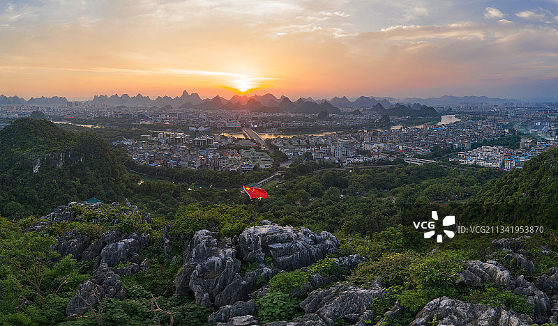 阳光下的红旗图片素材