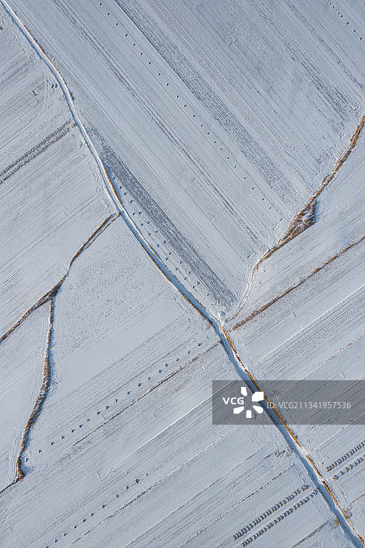 航拍东北乡村农田造就的冬季雪之纹图片素材